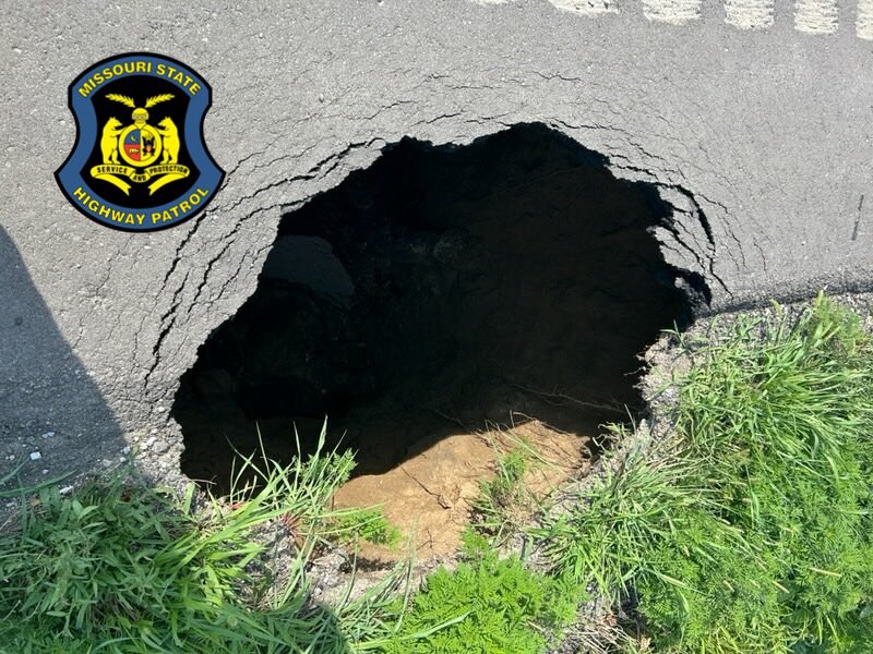 MSHPTrooperF's tweet image. 🚧Sinkhole on MO 5 in Howard Co.🚧

Troopers are on scene of a sinkhole that formed on MO 5, near County Road 426, in Howard County. 

The sinkhole extends under the roadway and @MoDOT is en route to repair the damage and handle traffic.