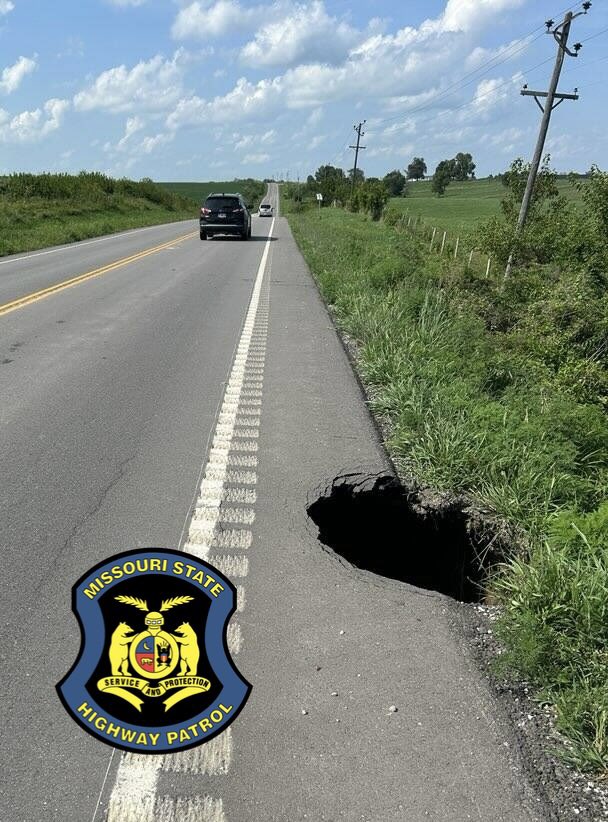 MSHPTrooperF's tweet image. 🚧Sinkhole on MO 5 in Howard Co.🚧

Troopers are on scene of a sinkhole that formed on MO 5, near County Road 426, in Howard County. 

The sinkhole extends under the roadway and @MoDOT is en route to repair the damage and handle traffic.
