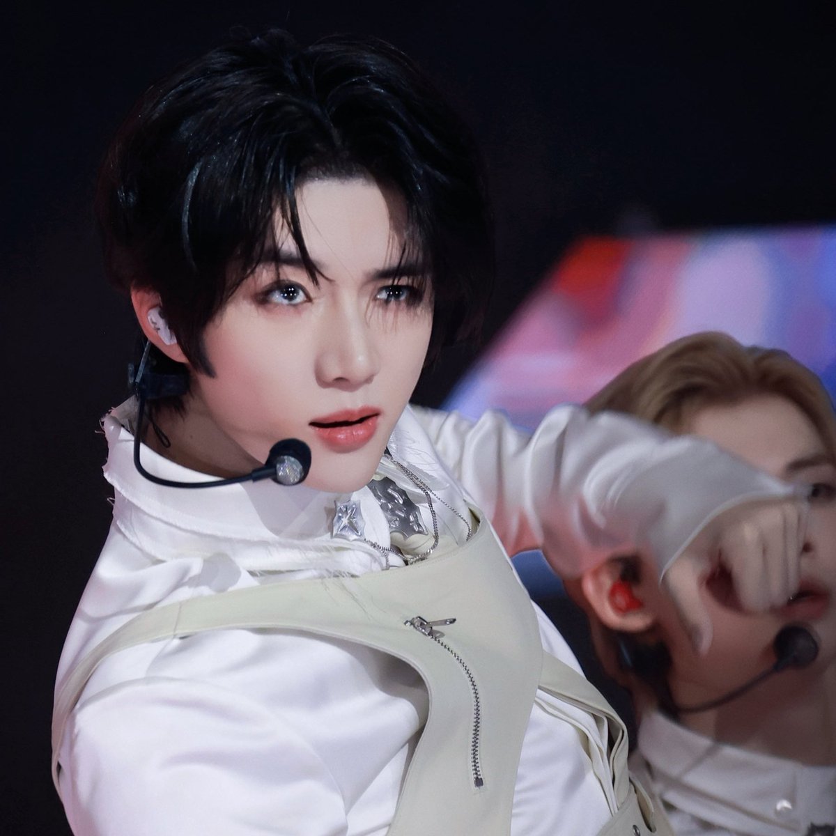 ghostingsoobin's tweet image. i'd like to focus on beomgyu's facial expressions for a moment because they're truly on another level like are we seeing him? his stage presence, his charisma, his way of totally immersing himself in a performance...all of this is what makes him an extremely versatile idol
