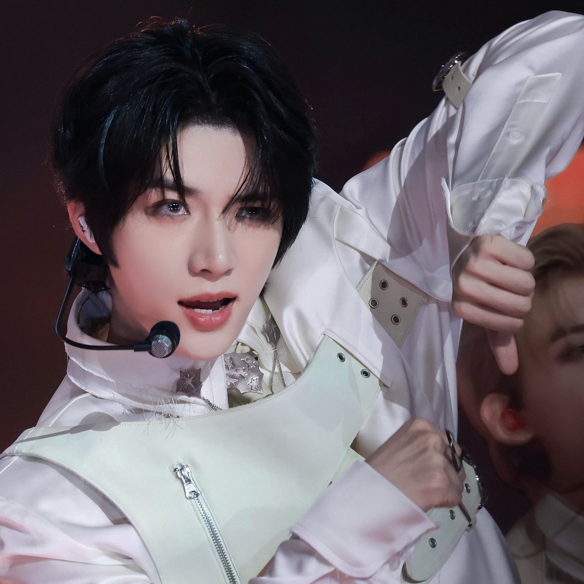 ghostingsoobin's tweet image. i'd like to focus on beomgyu's facial expressions for a moment because they're truly on another level like are we seeing him? his stage presence, his charisma, his way of totally immersing himself in a performance...all of this is what makes him an extremely versatile idol