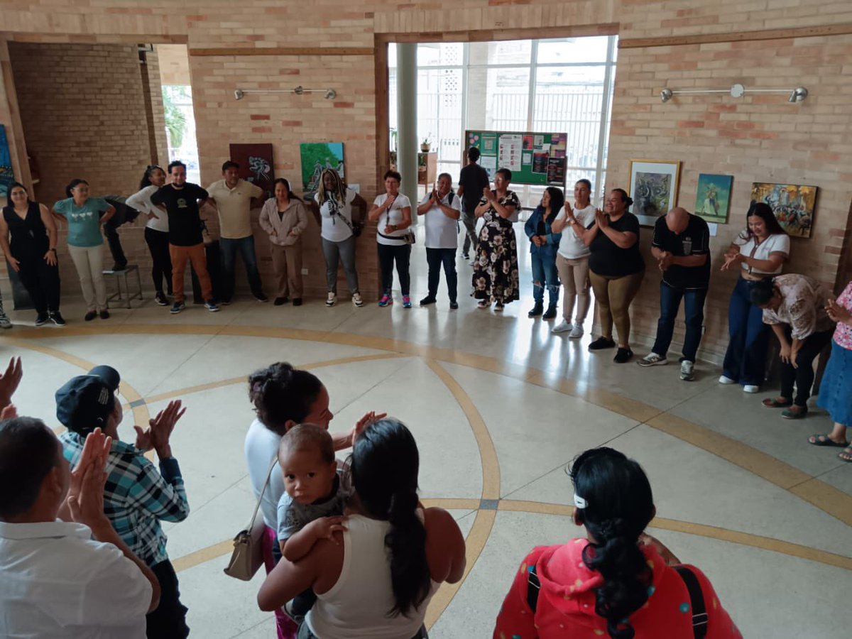 PazUrbanaCo's tweet image. 📍En la Biblioteca Marco Fidel Suárez (Bello) nos reunimos con víctimas y organizaciones de DDHH del norte del Aburrá para seguir construyendo colectivamente la definición de víctimas urbanas y aportar al tránsito hacia el Estado Social de Derecho.
👥 +70 personas participaron✊🏾