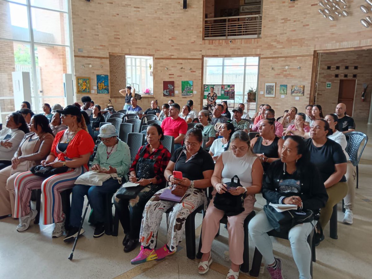 PazUrbanaCo's tweet image. 📍En la Biblioteca Marco Fidel Suárez (Bello) nos reunimos con víctimas y organizaciones de DDHH del norte del Aburrá para seguir construyendo colectivamente la definición de víctimas urbanas y aportar al tránsito hacia el Estado Social de Derecho.
👥 +70 personas participaron✊🏾