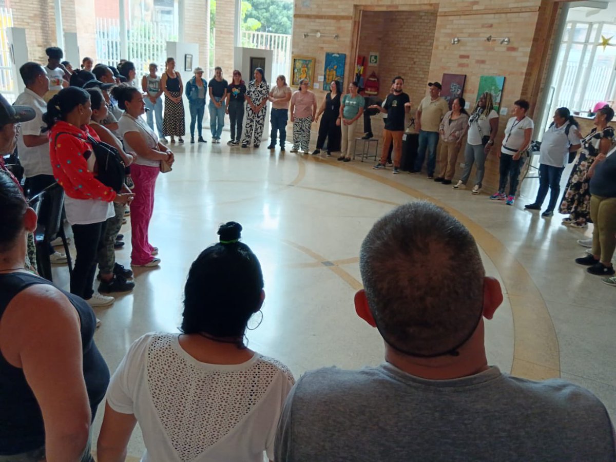 PazUrbanaCo's tweet image. 📍En la Biblioteca Marco Fidel Suárez (Bello) nos reunimos con víctimas y organizaciones de DDHH del norte del Aburrá para seguir construyendo colectivamente la definición de víctimas urbanas y aportar al tránsito hacia el Estado Social de Derecho.
👥 +70 personas participaron✊🏾