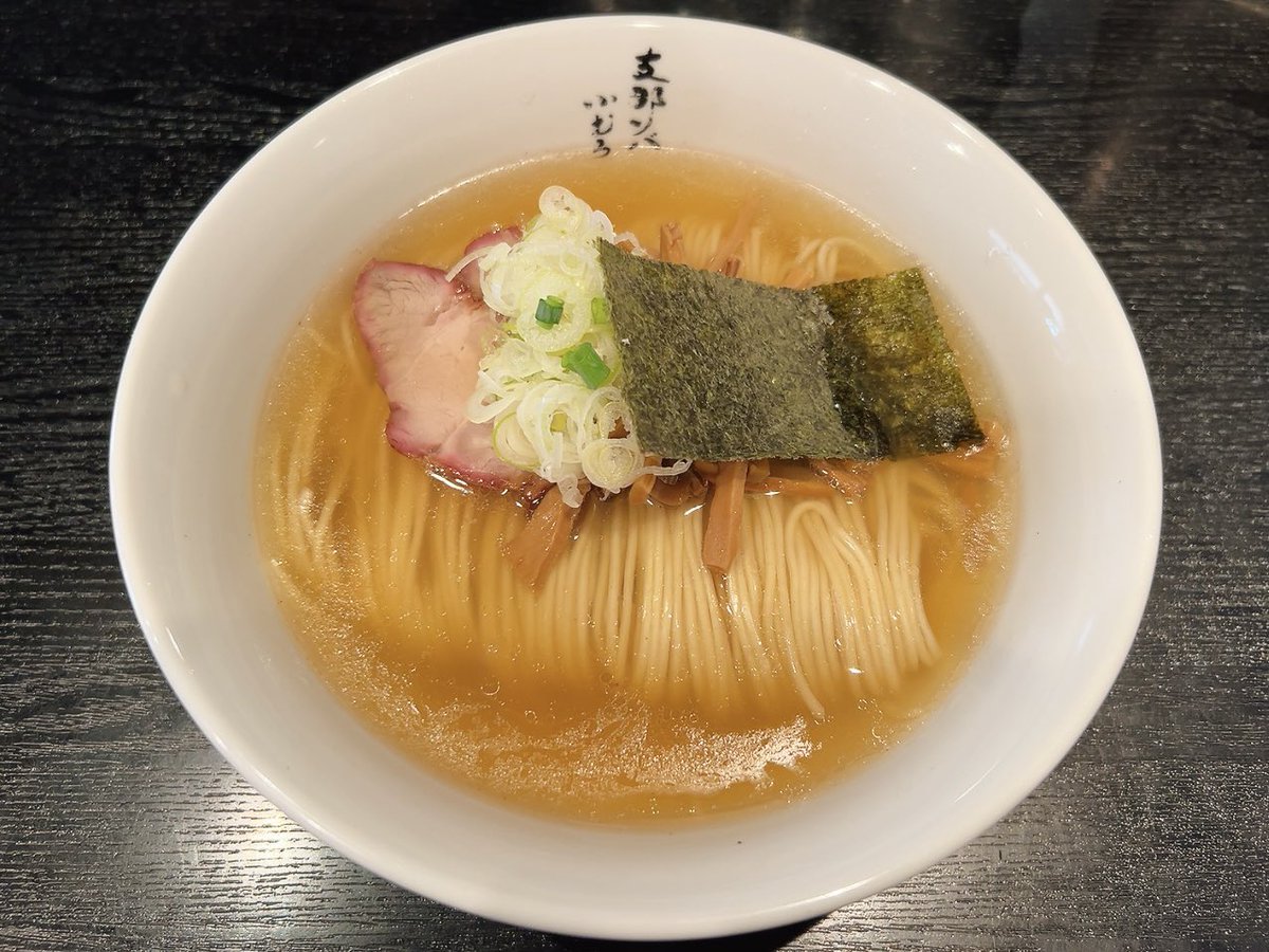 yazoo_226's tweet image. 支那ソバ 小むろ@行徳

支那ソバ(塩)＋海苔5枚＋刻みチャーシュー
ビール中瓶

刻みチャー&amp;amp;海苔を肴にキンキンに冷えた麦汁で喉を潤しつつ着丼を待つのがやはり幸せすぎる。
そして着丼したデフォ塩は滋味深い旨味が滲む黄金色のスープとしなやかな自家製麺が最高にウマいッス♪

ごちそうさまでした！