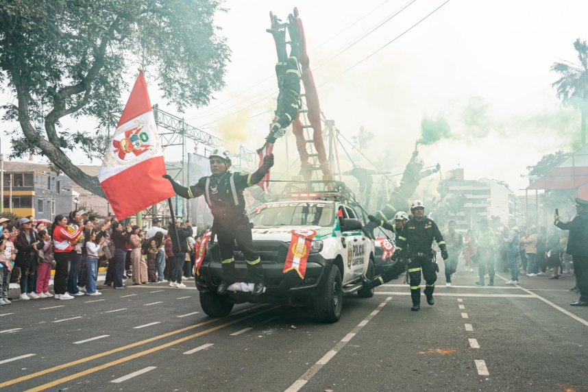 PoliciaPeru's tweet image. 👮La Dirección de Tránsito, Transporte y Seguridad Vial organizó un colorido corso patriótico en el Boulevard de Chorrillos, promoviendo valores cívicos y responsabilidad en las vías.
🇵🇪 ¡Unidos, por una patria con cultura vial y responsabilidad ciudadana!🚔