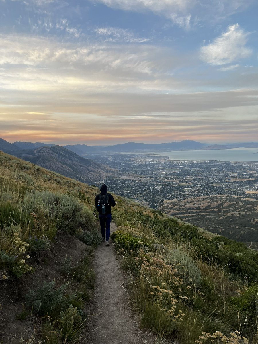 KyleRummens's tweet image. Utah is goated. The trailhead for this hike is 15 minutes from my house. Started at midnight, made it to just under the summit by 4:30 but turned around because we ran into a mamma bear and 3 cubs. 13 miles, 5000 feet of elevation gain.