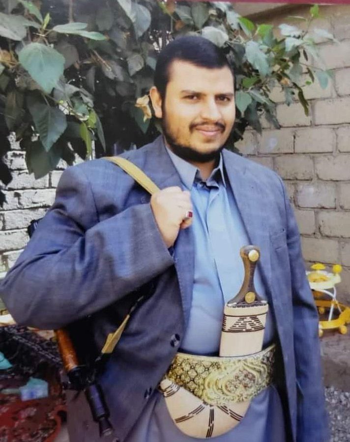 هذا الشاب هو السيد عبد الملك بن بدر الدين الحوثي حفظه الله ،باع الدنيا لأجل الاخره 
واليوم يطلق المرحلة الرابعة لتأديب الصهاينة. 
هل مازلت تحبه ولماذا ؟؟؟