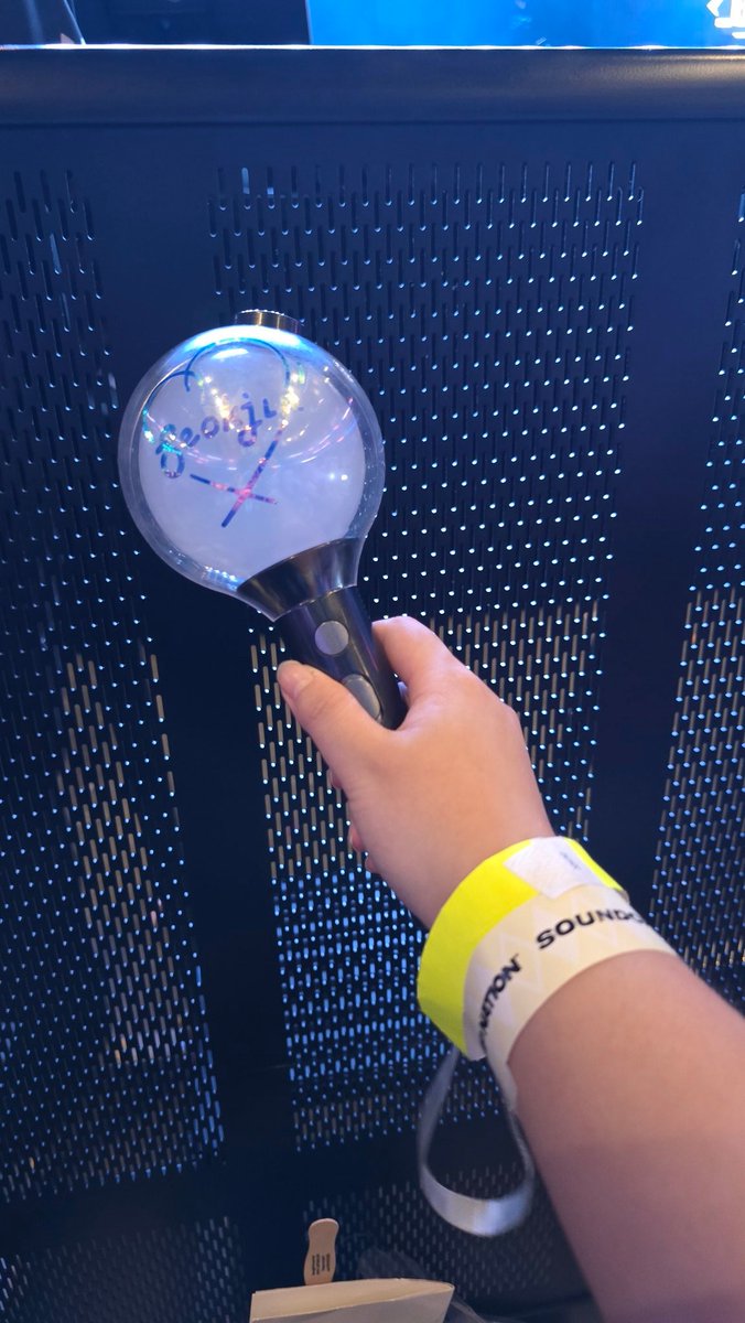 KimKore92's tweet image. 바리케이드만 야광 팔찌(?) 준다
