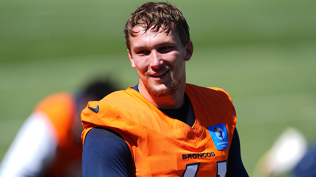 AroundTheNFL's tweet image. Broncos LB Drew Sanders (foot) is expected to miss an extended period of time after suffering a tendon injury in practice, per @RapSheet. Sanders will have further testing, but isn't expected to return prior to Week 1 of the regular season.
nfl.com/news/nfl-news-…