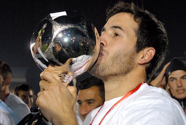 Camilo Mayada vuelve a Danubio luego de 10 años.
Mañana firmará el contrato con el club que lo formó y con el que fue campeón uruguayo.

Info <a href="/ramisoria18/">Ramiro Soria</a>