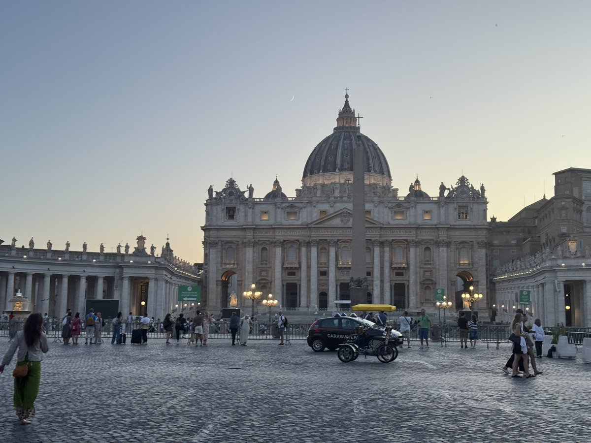 LeedsDYS's tweet image. We’ve made it to Rome!! 🤩🇮🇹
We had a quick pit stop through St Peter’s Square on our way to the hotel! 🇻🇦
#ldys #Rome #JubileeYear2025 #PilgrimsofHope #youth