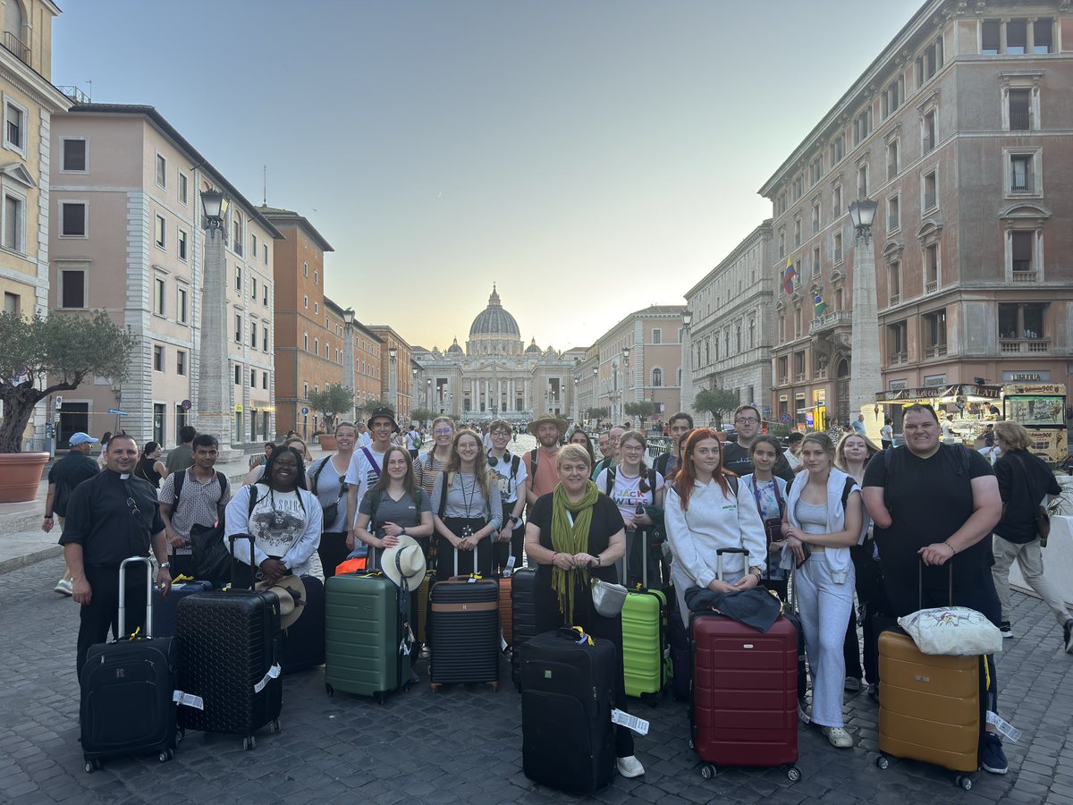 LeedsDYS's tweet image. We’ve made it to Rome!! 🤩🇮🇹
We had a quick pit stop through St Peter’s Square on our way to the hotel! 🇻🇦
#ldys #Rome #JubileeYear2025 #PilgrimsofHope #youth