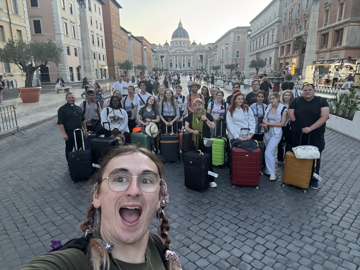 LeedsDYS's tweet image. We’ve made it to Rome!! 🤩🇮🇹
We had a quick pit stop through St Peter’s Square on our way to the hotel! 🇻🇦
#ldys #Rome #JubileeYear2025 #PilgrimsofHope #youth