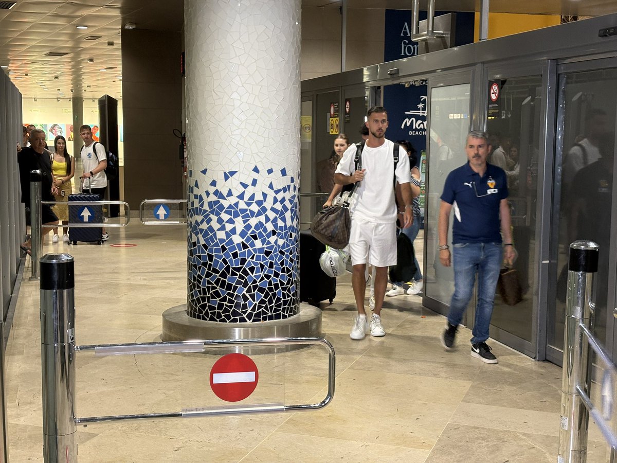 RMValencia's tweet image. COPETE
🎙️ TODO en @RadioMARCA
📸 Las mejores imágenes de su llegada a VALENCIA
✈️ Nuevo jugador del @valenciacf
