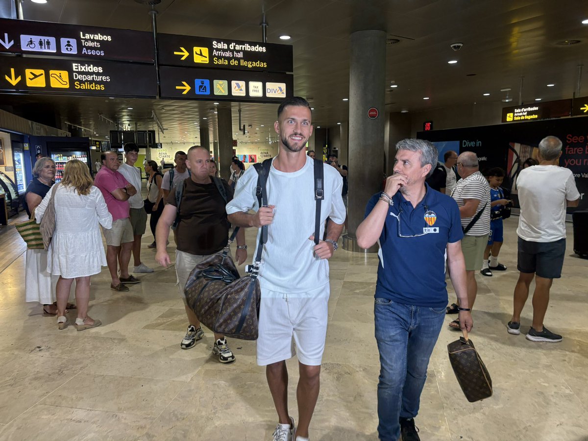 RMValencia's tweet image. COPETE
🎙️ TODO en @RadioMARCA
📸 Las mejores imágenes de su llegada a VALENCIA
✈️ Nuevo jugador del @valenciacf