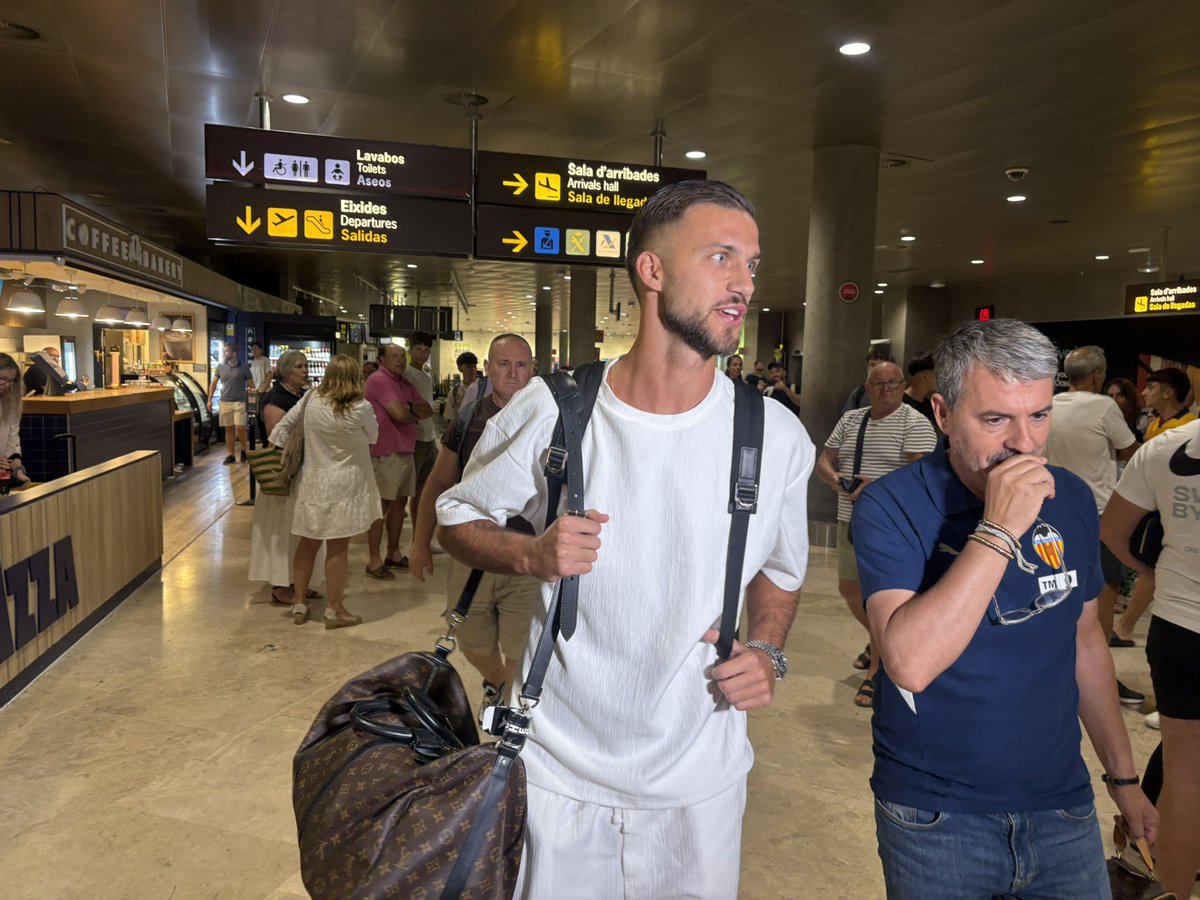 RMValencia's tweet image. COPETE
🎙️ TODO en @RadioMARCA
📸 Las mejores imágenes de su llegada a VALENCIA
✈️ Nuevo jugador del @valenciacf