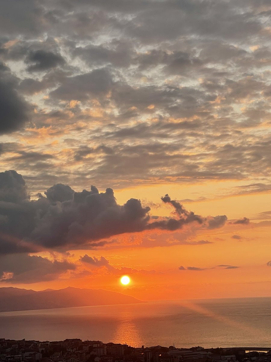 كل مشاهد الغروب بجميع بلدان العالم لها نفس الوهج الخفي الذي يجذبنا بالتأمل الصامت الطويل حتى نعتقد حينها أننا غُيبنا للحظات عن الواقع, وبقدر رمزية وجمالية الغروب إلا أن المشهد لايتجاوز اللحظات ليعيدنا إلى الواقع مجدداً.