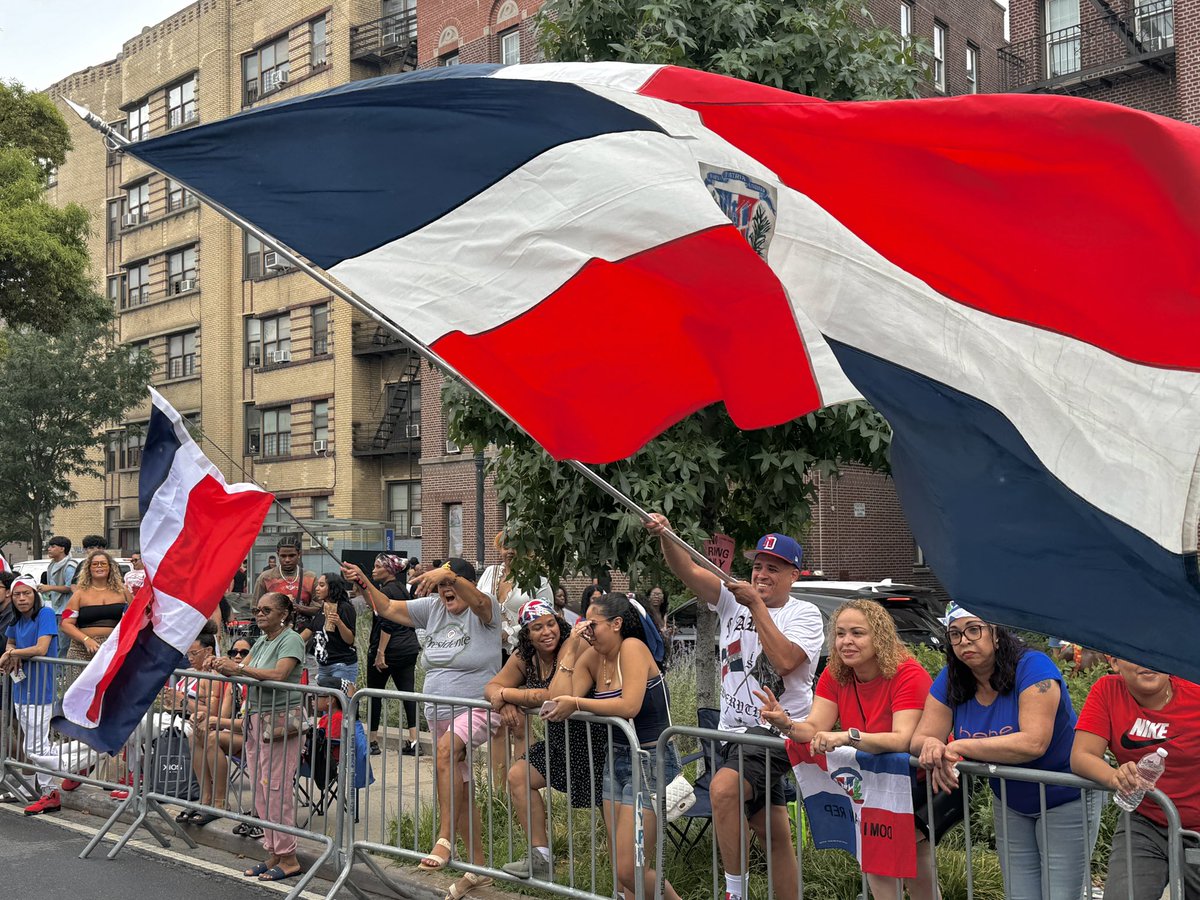 Miles de dominicanos residentes en la ciudad de Nueva York se congregaron este domingo para celebrar el 36.º aniversario de la Gran Parada Dominicana del Bronx, un evento que rinde homenaje a la cultura, identidad y herencia de la República Dominicana en el extranjero.