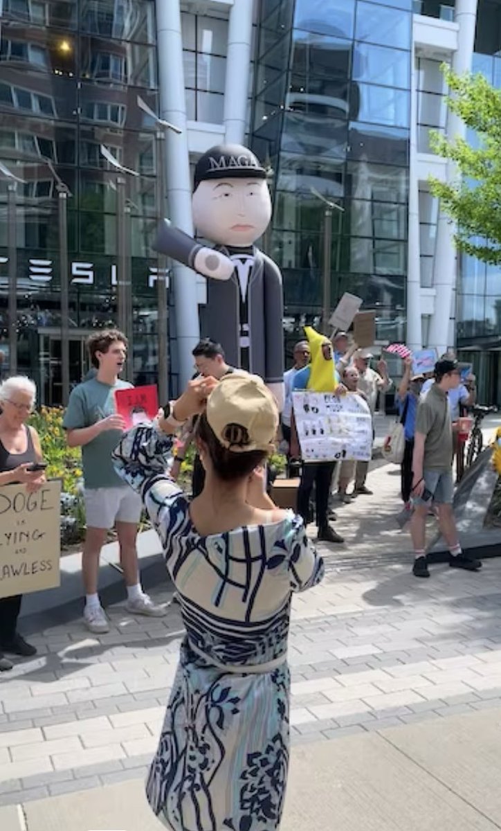 komunamu's tweet image. 테슬라 다이너 앞에 시워대가 쓰는 Saluting Elon 이 궁금해서 찾아보았습니다. dissentpins.com 이라는 정치적, 사회적 메시지를 담은 디자인 상품을 제작 판매하는 업체에서 특별 제작해서 Tesla Takedown 운동하는 사람들에게 보내주고 있네요. 이 페이지에 가시면 지금 저 인형들이…