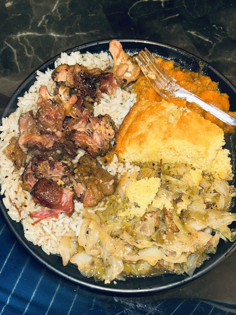 KDW1980's tweet image. Smoked and braised oxtail over rice, cabbage, yams and cornbread!
#soulfoodsunday