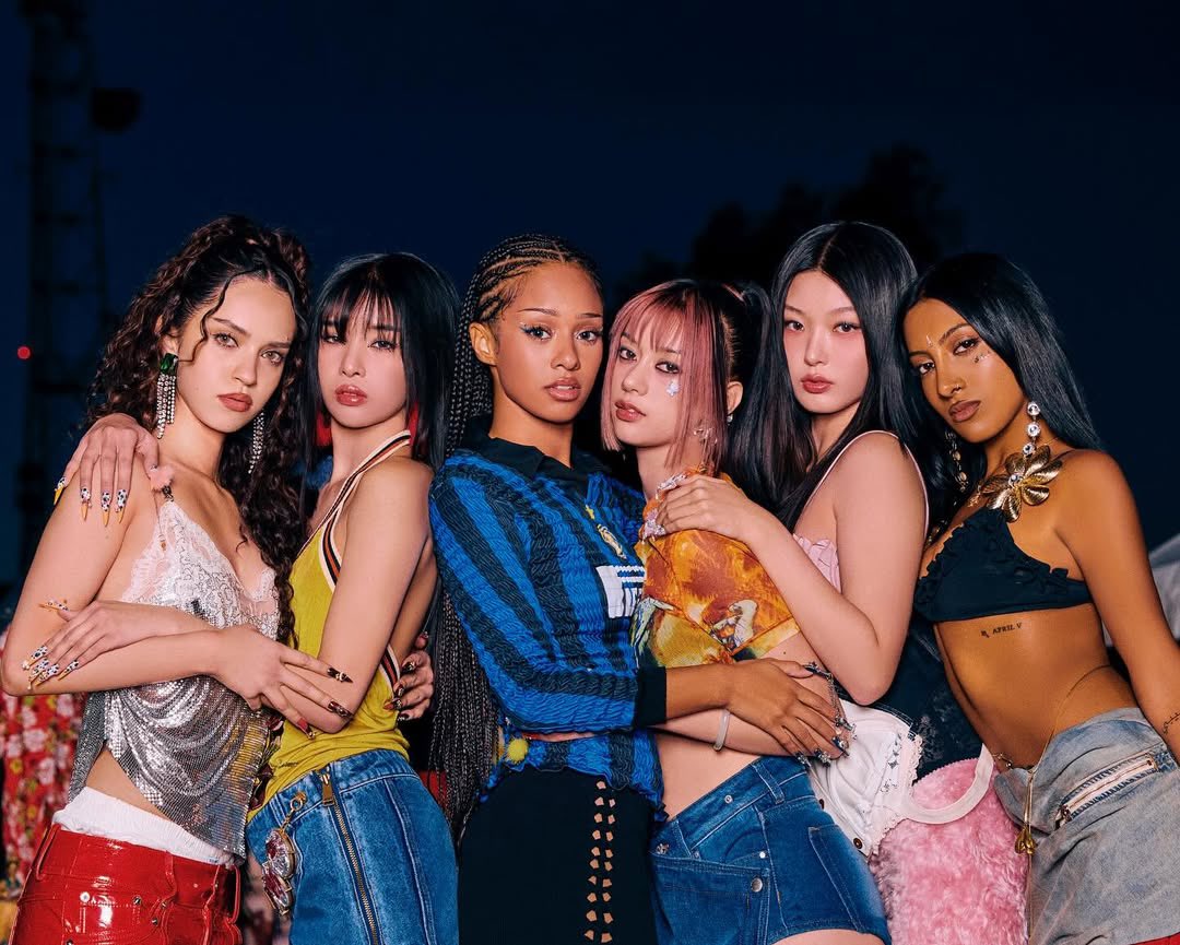 “Beautiful Chaos” do KATSEYE completa 1 mês de lançamento hoje. 

O ep conta com mais de 400 milhões de streams combinados YouTube e Spotify, músicas com entrada na hot100 e muitos #1 no itunes, Apple Music e deezer.