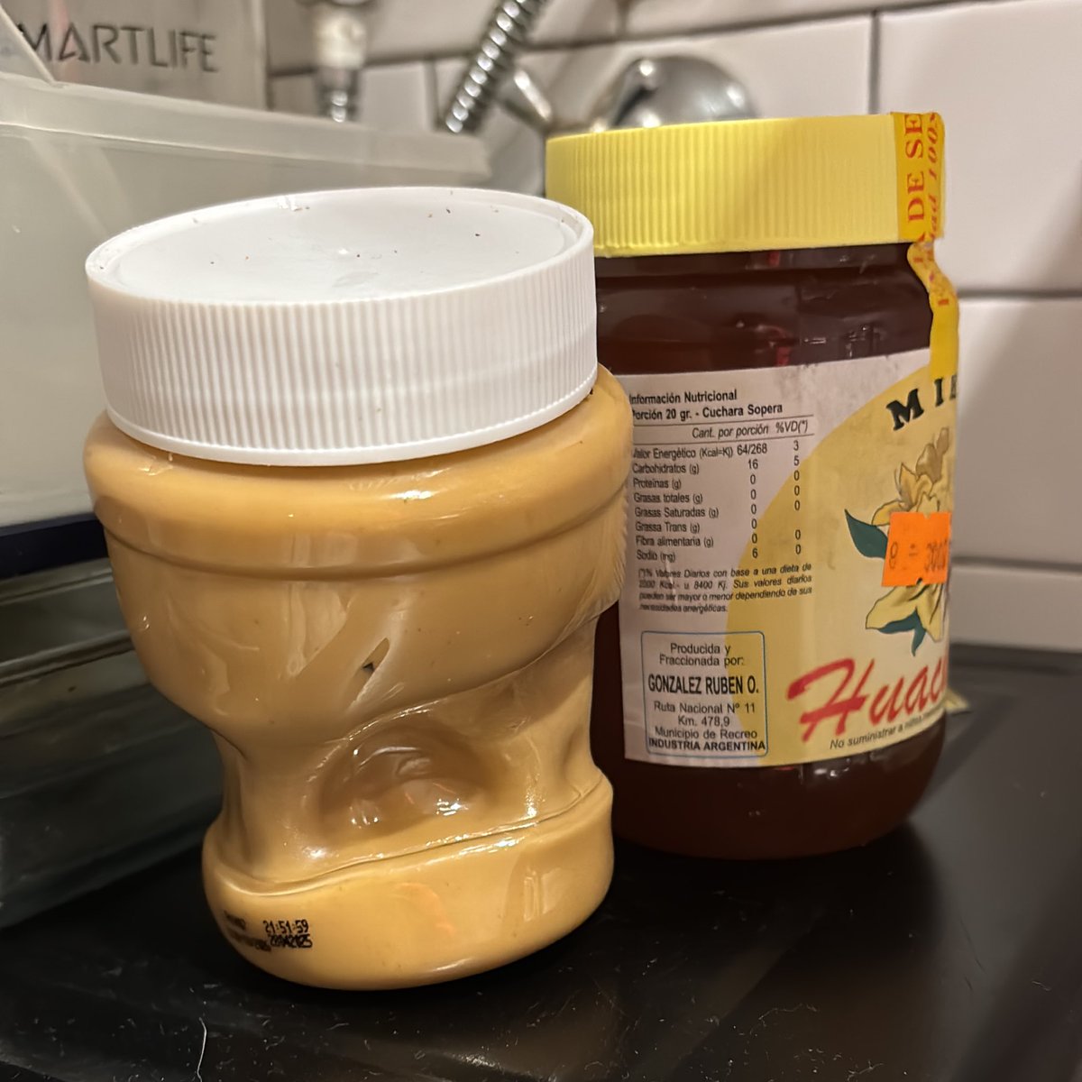 mariano_bar's tweet image. Metí una pasta de maní a baño maría y ni me percaté del plástico así que quedó toda chafeada. Decía mi papá tan vivo para algunas cosas y tan boludo para otras Dios lo tenga en la gloria que hombre sabio