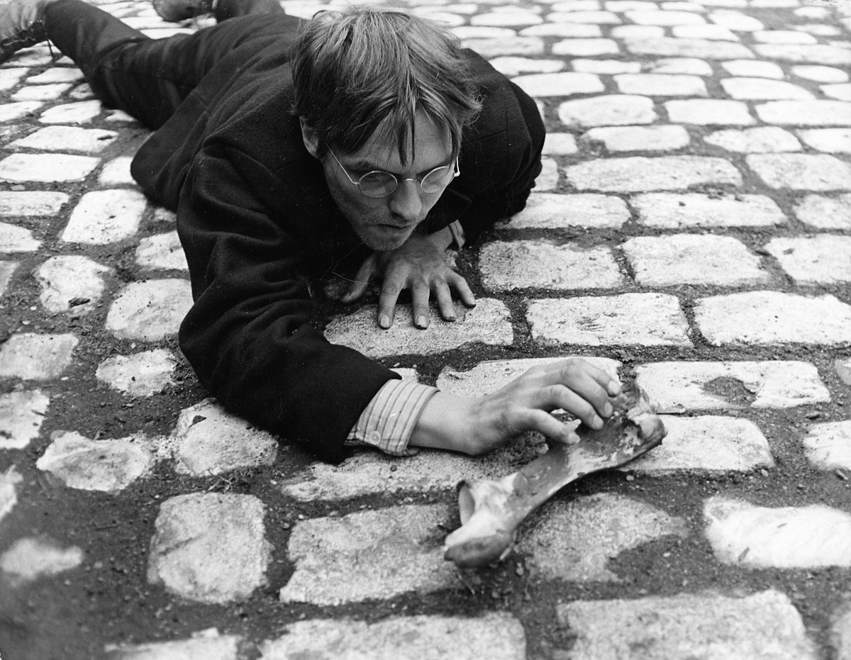 «Había llovido mientras yo dormía, mis ropas estaban mojadas y sentía en mis miembros un frío húmedo. La oscuridad había aumentado y apenas podía distinguir las facciones del agente que estaba ante mí».

('Hambre', Knut Hamsun)