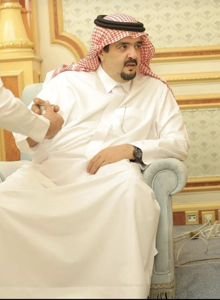 #عبدالعزيز_بن_فهد 

مَن يزرع الخير في دروب الآخرين يُسخِّر الله له الخير من حيث لا يحتسب، ومَن يفتح الأبواب لغيره يجد الأبواب مُشرّعة له قبل أن يطرقها، ومَن يُيسّر على غيره يجد أموره مُيسّرة، فالجزاء من جنس العمل، وأصحاب النوايا الطيّبة والأفعال الكريمة يظفرون في الدنيا والآخرة