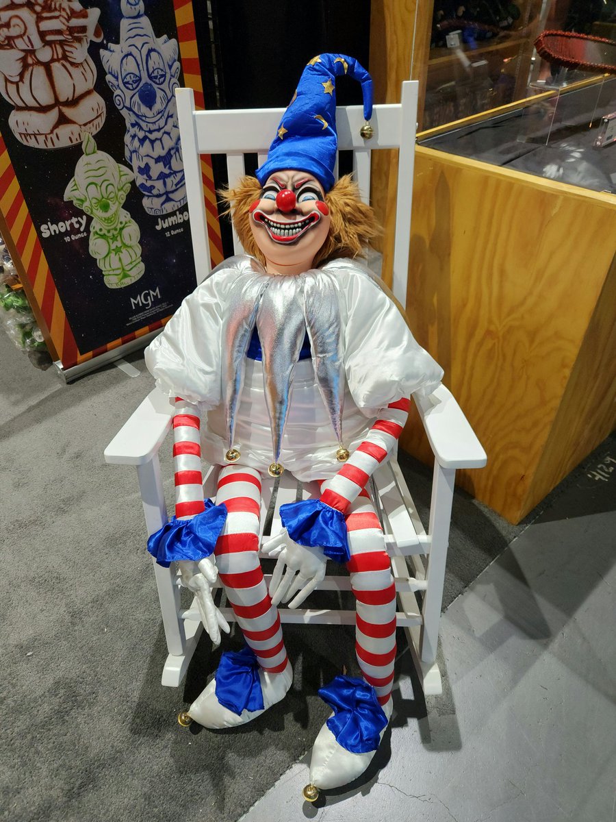 RJCrowtherJr's tweet image. 🤡 Full-sized replica of the evil clown from Poltergeist at San Diego Comic Con. Traumatizing kids for 43 years. #SDCC