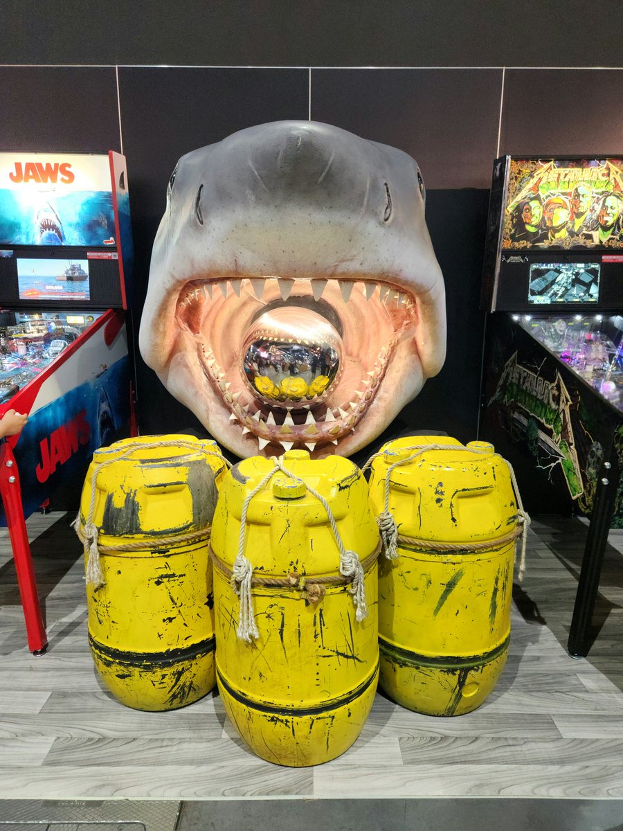 RJCrowtherJr's tweet image. You're gonna need a bigger pinball wizard! Killer Jaws pinball photo op with Bruce at San Diego Comic Con. #SDCC #Jaws50