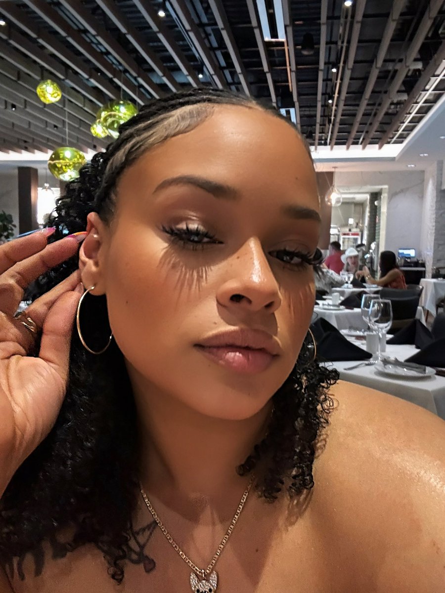 MafiosoRo's tweet image. Birthday gyal 🧡
