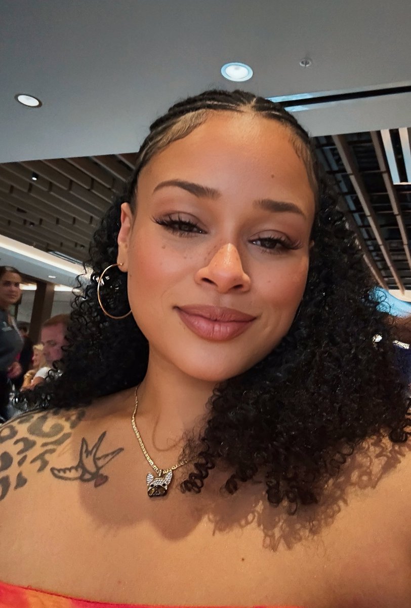 MafiosoRo's tweet image. Birthday gyal 🧡