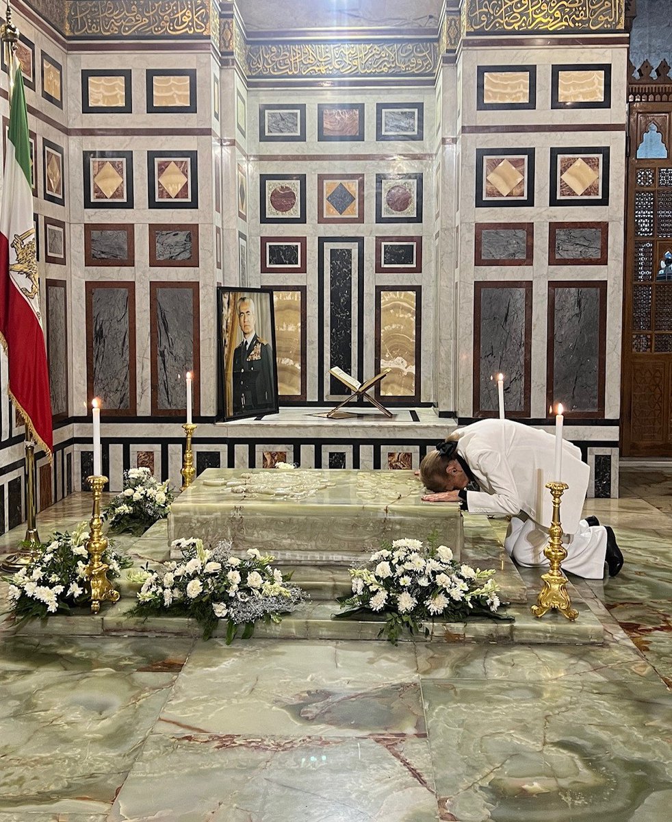 تصاویر جدید شهبانو فرح پهلوی در ارامگاه شاهنشاه اریامهر به مناسب چهل و پنجمین سالگرد درگذشت او.