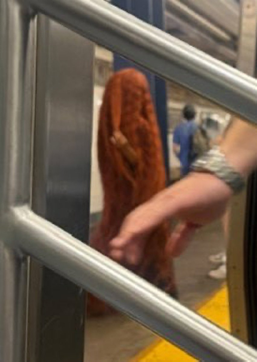 ThePopBakes's tweet image. Promo actor spotted for Chappell Roan’s new single, “The Subway,” expected to drop this Friday.
📸: @eviemoon44