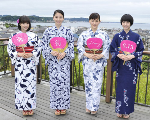 kacho007's tweet image. 花火大会かと思いきや浴衣姿の夜の蝶🦋を見かける季節になったけど、首が短い子は縁日に行く幼児にしか見えないからお気をつけあそばせ
それを教えてくれるのがこの映画よ
#海街diary