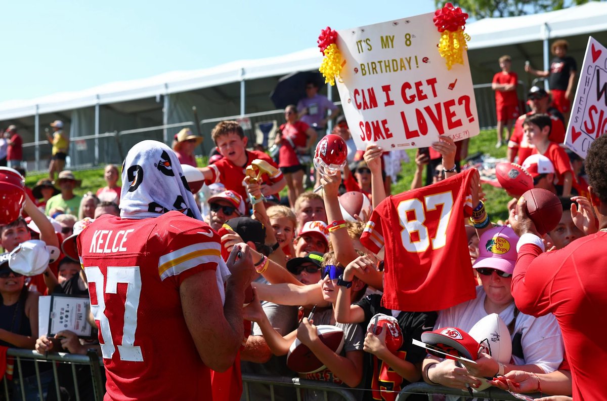 87KillaT's tweet image. Travis Kelce today @ training camp 🏈