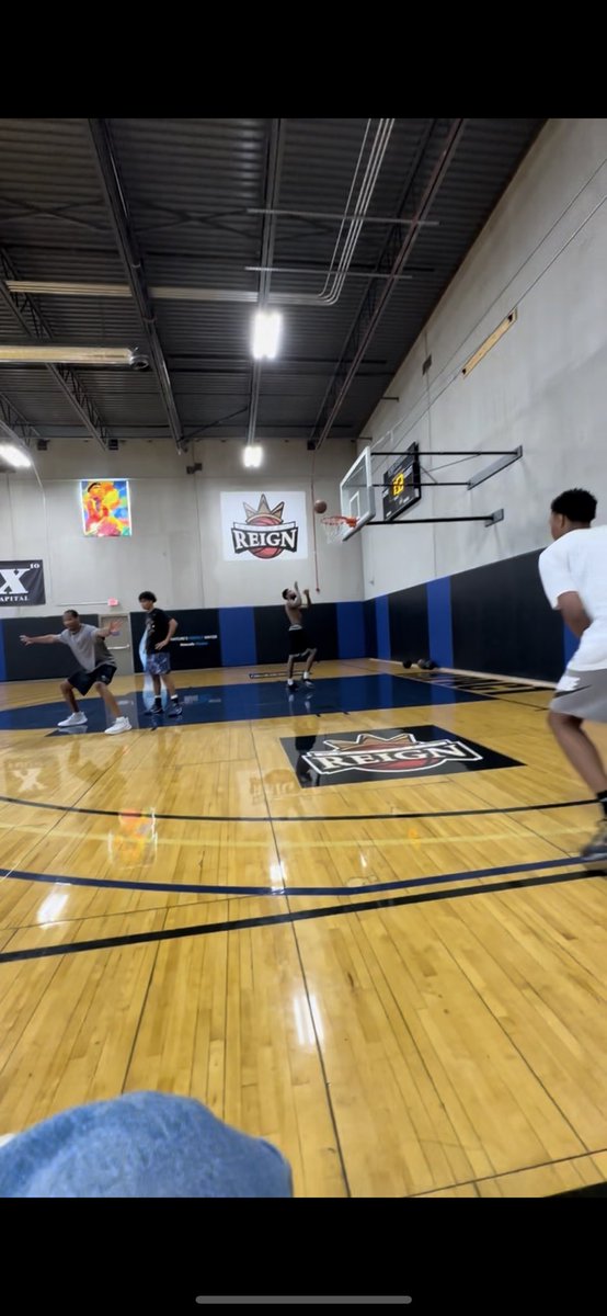 TDot_PDtraining's tweet image. Teaching both sides of the ball! Being in the proper position on defense helps the team and shows your defensive IQ! Still a part of get a shot, get a stop, get the rock!
Way to keep playing Koi @JTDarden2025 @NoahDarden2028 @tremenduz 
#Defense #basketballiq #basketballtraining