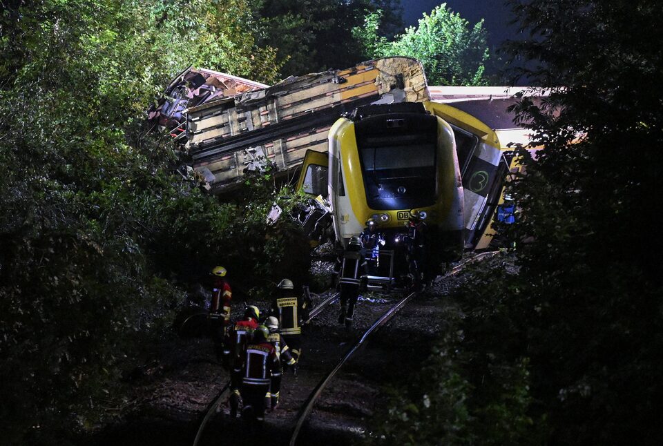 theinformant_x's tweet image. ❗️🚆🇩🇪 - On July 27, 2025, a passenger train derailment in southwestern Germany near Riedlingen and Munderkingen, close to the borders of France and Switzerland, resulted in three deaths and numerous serious injuries.
The train, carrying approximately 100 passengers on a 90 km…