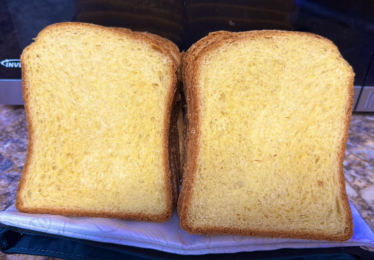 _donutninja's tweet image. Guys 👀!! Bread machine brioche!! Not too shabby looking.