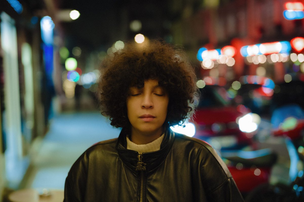 blog_bazart's tweet image. Léonie Pernet a sorti son 3e album le 6 juin dernier chez InFiné / CryBaby.
Poèmes Pulvérisés est un mélange de musiques classique et électronique en passant par la french pop, les rythmes africains, arabes et les sonorités expérimentales. @LeoniePernet