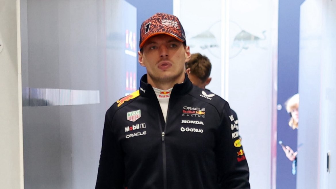 checocrispis's tweet image. 🚨 | Según Erik van Haren, Max se quedará en Red Bull en 2026.
Ya no puede usar su cláusula de salida porque no está fuera del top 3, y además se siente muy cómodo en Red Bull.
via | Erik van Haaren — X