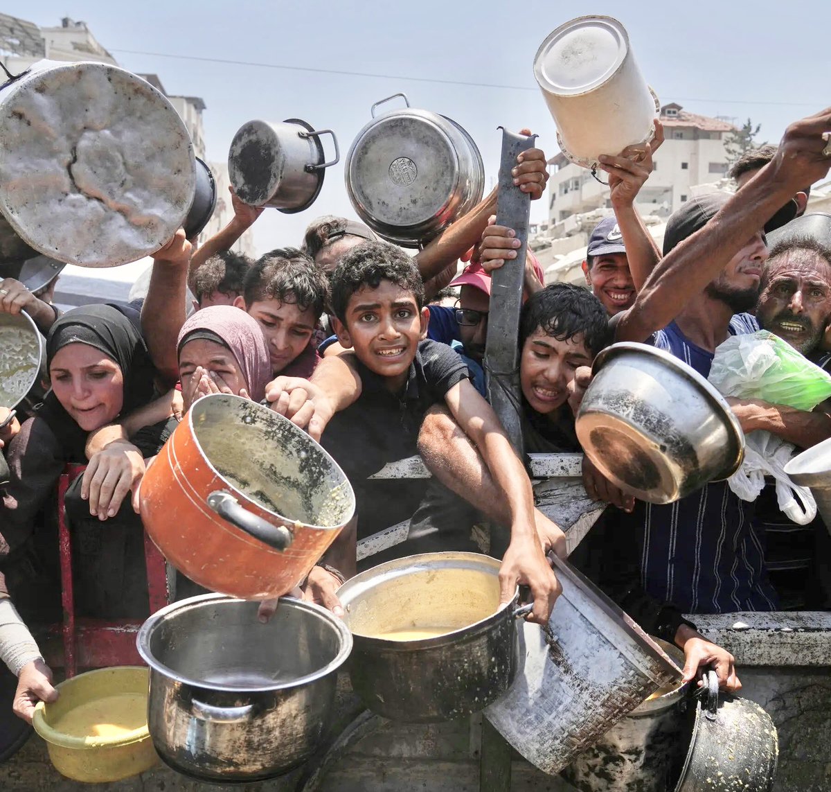 mohammedaldermh's tweet image. أطلق مسؤول طبي في قطاع غزة صرخة عبر صحيفة #نيويورك تايمز، يناشد فيها العالم أن يلتفت إلى المجاعة التي يعاني منها أهل غزة في ظل الحصار وقصف #إسرائيل، ودعا المجتمع الدولي لفتح باب المساعدات وحماية المدنيين، والمطالبة بإنهاء هذا الدمار، وأضاف إن ما يقرب من نصف مليون شخص من سكان #غزة…