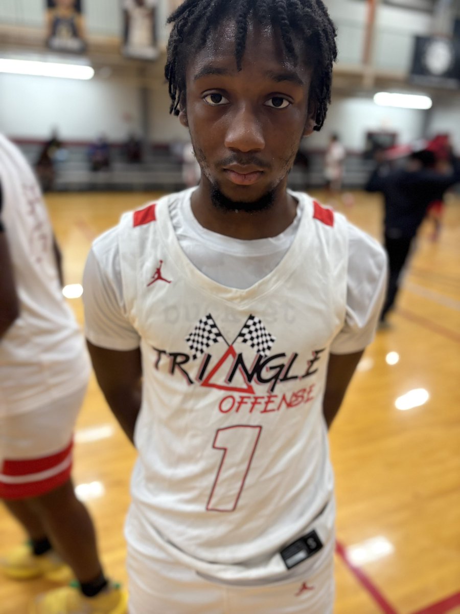 MathurineAgency's tweet image. Kamari Hicks 6’0 G 2028 Triangle Offense Elite.
Strong guard who gets down hill with ease and gets himself to the FT line for easy buckets. Crafty handle, comfortable with both hands and inserts himself as another Triangle Offense guard to monitor.