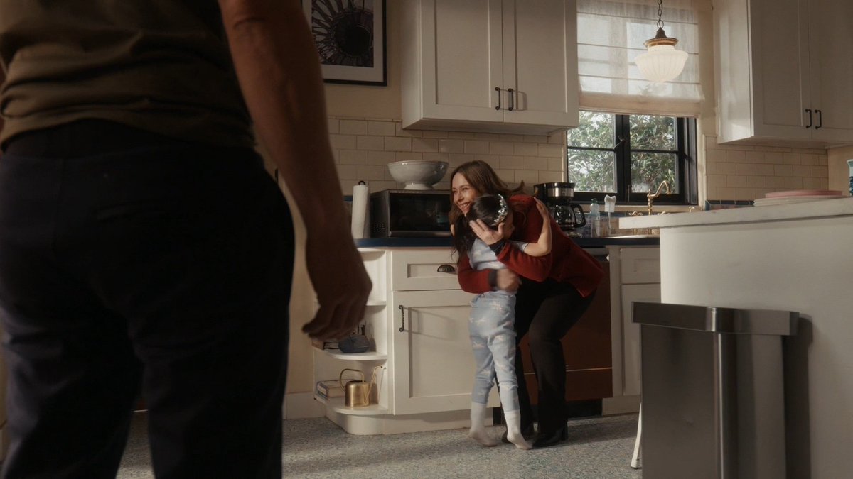 eddied1az's tweet image. she hugs jee so lovingly 😭 that's her baby