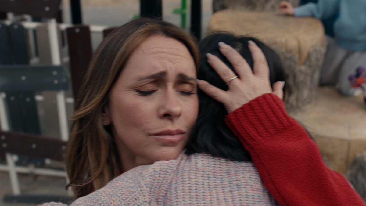 eddied1az's tweet image. she hugs jee so lovingly 😭 that's her baby