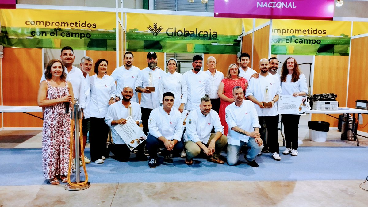 Luis Antonio Navalón del Restaurante La Ramona en Almansa (Albacete) elaboró un ‘Pollo al ajillo’ y se ha proclamado ganador del XV Concurso Nacional de Cocina Ajo Morado de Las Pedroñeras. Segundos fueron Nerea Bescos y Sergio Molina mientras que Juan José López fue tercero.