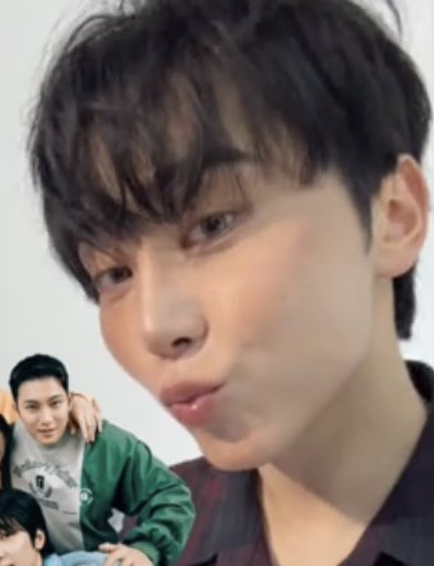 roundcat_Boo's tweet image. 너 지금 귤색 블러셔 왕창 하고 부리 내밀고 애교 부린다고 ??  ㅈㅉ 말안돼 ..   이건 아니야 🧎‍♀️