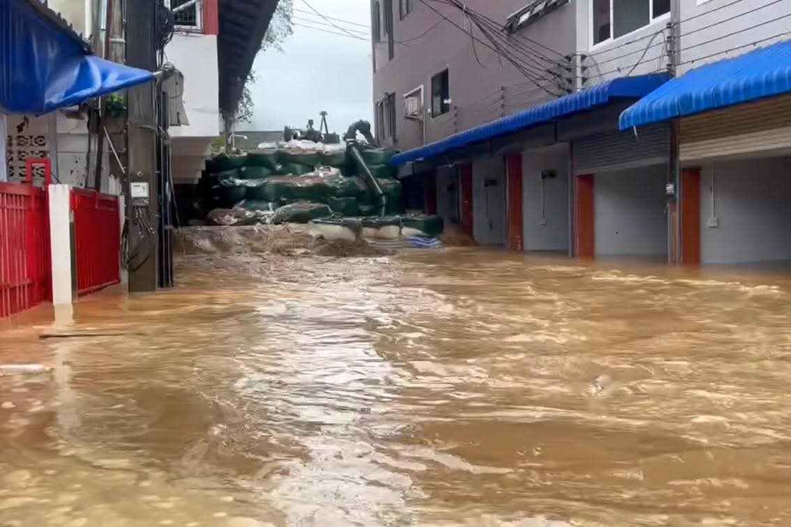 joe_black317's tweet image. ด่วนมาก!! น้ำสายทะลักเข้าท่วม #แม่สาย แล้ว ผนังกั้นน้ำแตกหลายจุด 

ปภ. ส่ง #CellBroadcast เข้ามือถือประชาชนในพื้นที่ให้ขนของขึ้นที่สูง และอพยพตั้งแต่ช่วงเช้าแล้ว

#น้ำท่วมแม่สาย #น้ำท่วมเชียงราย