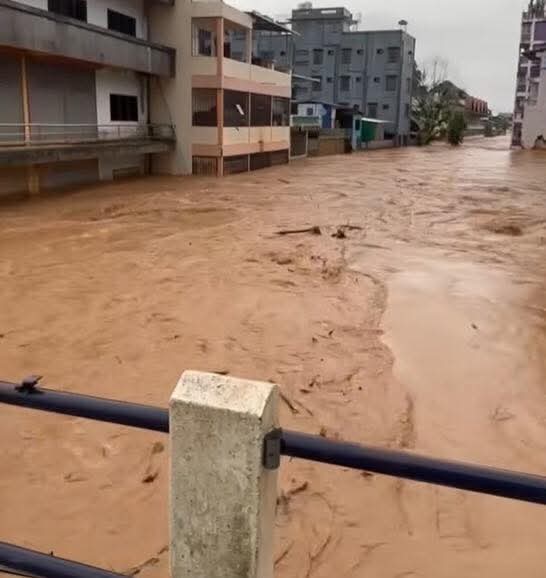 joe_black317's tweet image. ด่วนมาก!! น้ำสายทะลักเข้าท่วม #แม่สาย แล้ว ผนังกั้นน้ำแตกหลายจุด 

ปภ. ส่ง #CellBroadcast เข้ามือถือประชาชนในพื้นที่ให้ขนของขึ้นที่สูง และอพยพตั้งแต่ช่วงเช้าแล้ว

#น้ำท่วมแม่สาย #น้ำท่วมเชียงราย