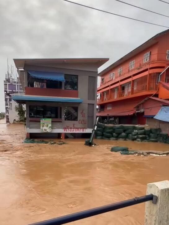 joe_black317's tweet image. ด่วนมาก!! น้ำสายทะลักเข้าท่วม #แม่สาย แล้ว ผนังกั้นน้ำแตกหลายจุด 

ปภ. ส่ง #CellBroadcast เข้ามือถือประชาชนในพื้นที่ให้ขนของขึ้นที่สูง และอพยพตั้งแต่ช่วงเช้าแล้ว

#น้ำท่วมแม่สาย #น้ำท่วมเชียงราย